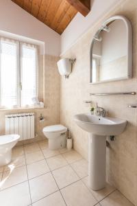 アッシジにあるLe Campane di Assisiのバスルーム(洗面台、トイレ、鏡付)