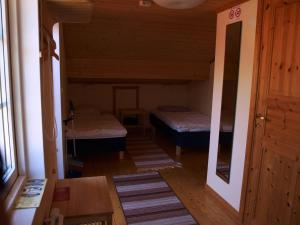 Modal Stugor tesisinde bir odada yatak veya yataklar