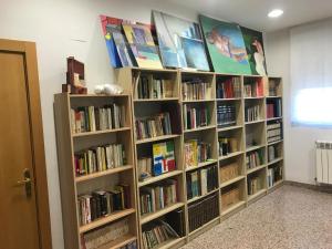 サラマンカにあるResidencia Universitaria Atilano Cocoのたくさんの本棚