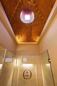 a room with a ceiling with a round window at Othelo Boutique Hotel Mexico in León