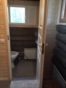 SyöteにあるMäntyharju-mökkiの小さなバスルーム(トイレ、窓付)が備わります。