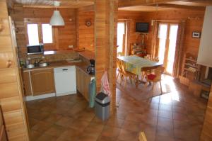 an aerial view of a kitchen and dining room in a log cabin at Spacieux Chalet in Les Chapelles