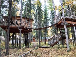a tree house in the middle of the forest at Sven's Basecamp Hostel in Fairbanks