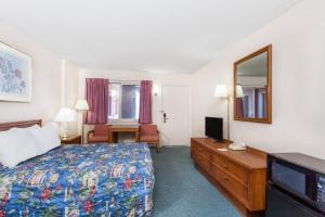 Postel nebo postele na pokoji v ubytování Days Inn by Wyndham Burns