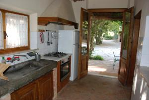 een keuken met een wastafel en een fornuis top oven bij Agriturismo San Vettore in Gambassi Terme