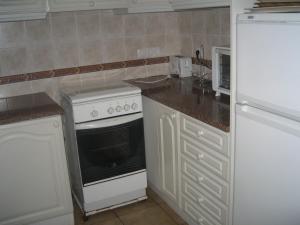アルジェズールにあるLucas House 2 - Seabreeze apartmentのキッチン(白いコンロ、白い冷蔵庫付)