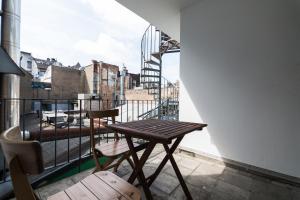 a table and chairs on a balcony with a view at Altstadt Kurzestr in Düsseldorf