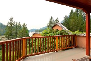 a balcony with a wooden railing and a garden at Sunshine Villa B&B in Madeira Park +46 photos