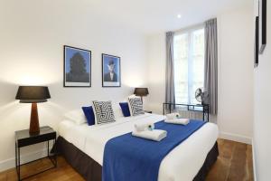 パリにあるRent a Room - Residence Blancheのベッドルーム1室(ベッド2台、窓付)