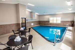 Bazén v ubytování Heartland Inn Coralville nebo v jeho okolí