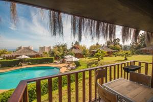 desde el balcón de un complejo con piscina en Pao Pao Lodge Algarrobo, en Algarrobo