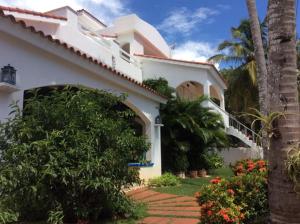 een wit huis met een tuin ervoor bij Caraibidamari in Bayahibe