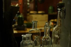 een groep glazen flessen op een aanrecht bij The Old Labor House 1525 in Wolsum