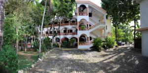 - un bâtiment avec des balcons sur le côté dans l'établissement Residencial Estephany, à Sosúa