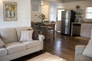 a living room with a couch and a kitchen at Stonehill Cottages in Mena