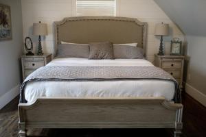 Stonehill Cottages في مينا: غرفة نوم بسرير كبير مع مواقف ليلتين