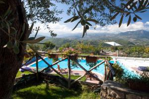 uma vista para uma piscina com montanhas ao fundo em Villa Alce em Fontanarosa