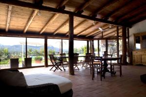 um quarto com uma cama, mesas e cadeiras em Villa Alce em Fontanarosa