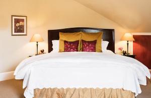 Een bed of bedden in een kamer bij 1801 First Luxury Inn