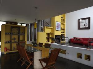 a living room with a table and chairs and a couch at Casa Marluí San José in Curridabat