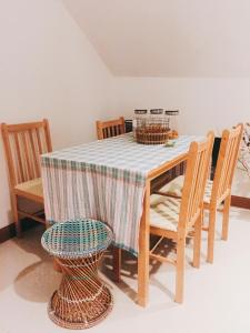 una mesa de comedor con un mantel y sillas a rayas en Rimnim Hostel, en Chiang Mai