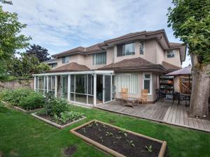 una casa con terraza y patio en Fraser River Richmond Bed and Breakfast en Richmond