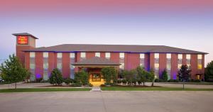 布卢明顿Parke Regency Hotel & Conf Ctr., BW Signature Collection的一座大型砖砌建筑,顶部设有钟楼