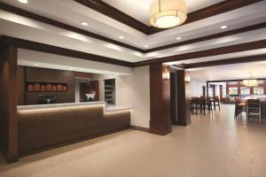 a lobby with a bar and a dining room at Hyatt House Pleasant Hill in Pleasant Hill
