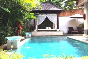 Der Swimmingpool an oder in der Nähe von Nike Villas