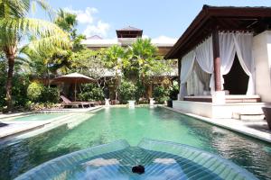 ein Swimmingpool vor einem Haus in der Unterkunft Nike Villas in Sanur