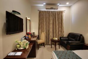 Televiisor ja/või meelelahutuskeskus majutusasutuses Hotel Sai Jashan Shirdi - Where blessings & comfort meet