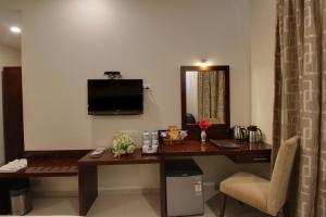 Televiisor ja/või meelelahutuskeskus majutusasutuses Hotel Sai Jashan Shirdi - Where blessings & comfort meet