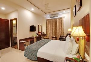 Voodi või voodid majutusasutuse Hotel Sai Jashan Shirdi - Where blessings & comfort meet toas