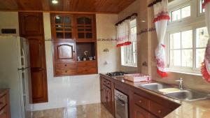 Kuchyň nebo kuchyňský kout v ubytování Hibiscus House Seychelles Self Catering