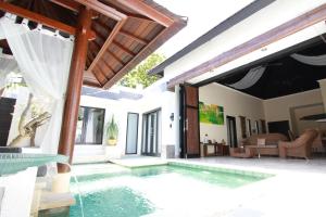 Der Swimmingpool an oder in der Nähe von Nike Villas
