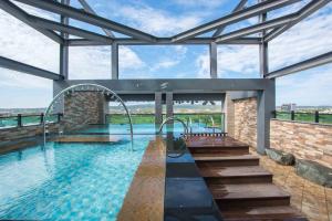 una piscina con escaleras y agua en un edificio en Emilia Resort I, en Hengchun