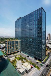 una vista aérea de un edificio de cristal alto en Fairmont Makati, en Manila