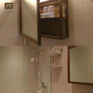 - deux photos d'une salle de bains avec douche et miroir dans l'établissement Rumah Turi Eco Boutique Hotel, à Solo