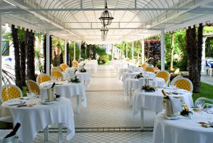 A restaurant or other place to eat at Hotel Metropole