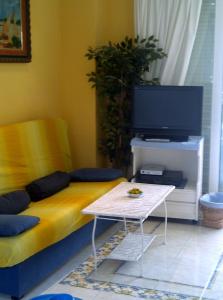 sala de estar con sofá y mesa en Apartment Martinez Cala Josep, en Alcossebre