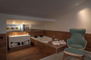 モンペリエにあるベスト ウエスタン プラス コメディ サンロッシュのバスルーム(バスタブ、椅子、シンク付) +88枚の写真