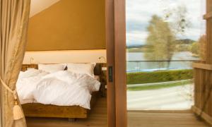 A bed or beds in a room at Weingut Georgium