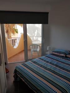 una camera con letto e vista su un balcone di Casas Blancas Las Tortugas a Playa de las Americas