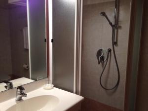 
A bathroom at Hotel Lavaredo
