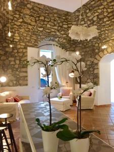 a living room filled with furniture and plants at S'O Smart B&B Tropea in Tropea