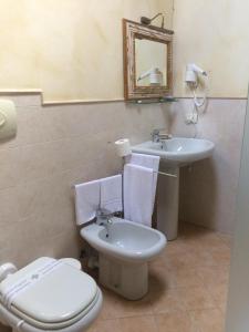 y baño con aseo y lavamanos. en Albergo Villa Francesca Beauty Spa en Calvisano