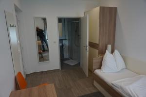Ein Bett oder Betten in einem Zimmer der Unterkunft Gösserhof