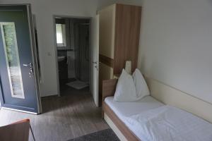 Ein Bett oder Betten in einem Zimmer der Unterkunft Gösserhof