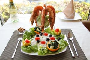 Makanan di atau berdekatan hotel