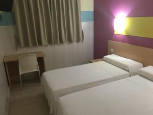 Postel nebo postele na pokoji v ubytování Hostal Ducal